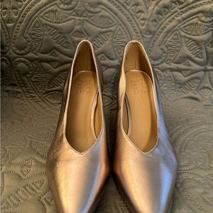 Naturalized Gold Pump - Size 8M
